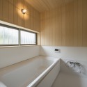 浴室　ハーフユニットバス　壁は無垢のヒバ材